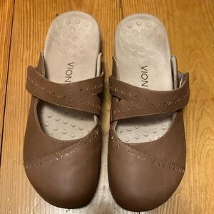 Vionic tan cross strap mules